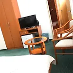 Broadway 3*