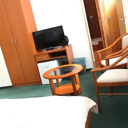 Broadway 3*