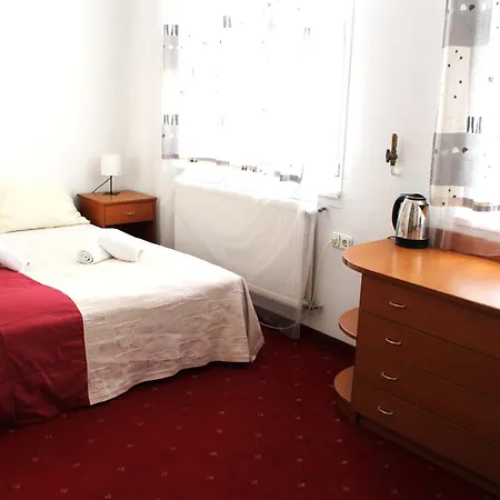 Broadway 3*